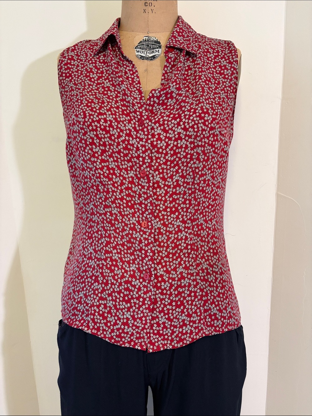 Ann Taylor Red Sleeveless Floral Button-Front Blouse